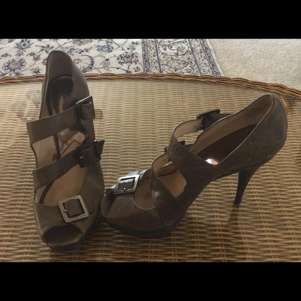 Michael Kors Brownish Olive Heels Size 71/2 - Picture 6 of 8